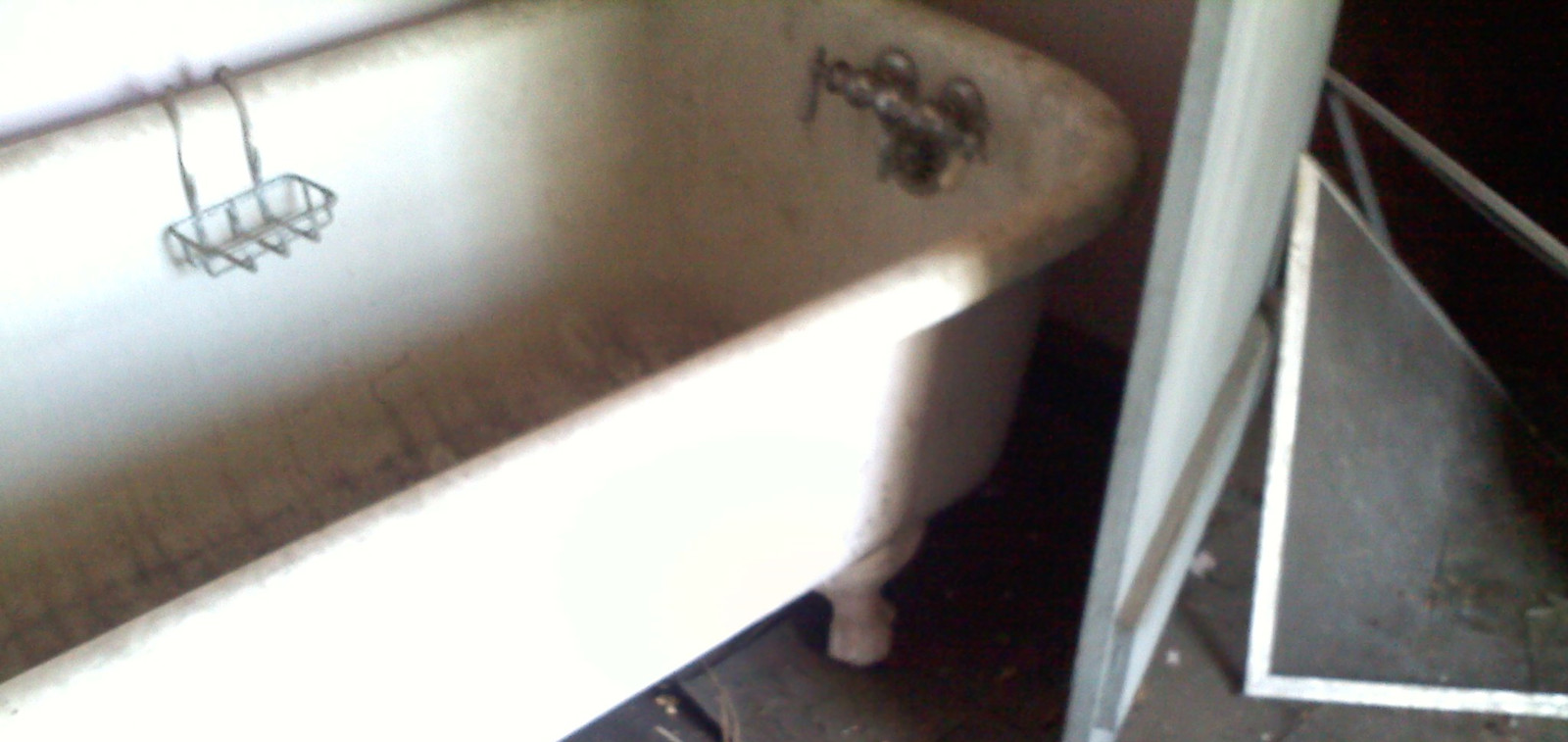 photo of claw foot bath tub on 3rd floor of Kenderdine House